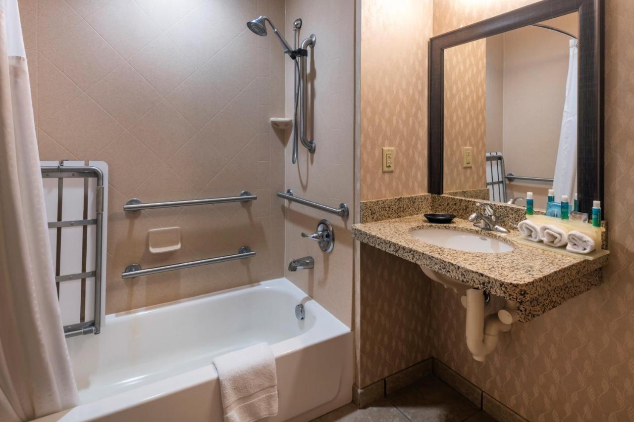 Holiday Inn Express Hays By Ihg Exterior foto