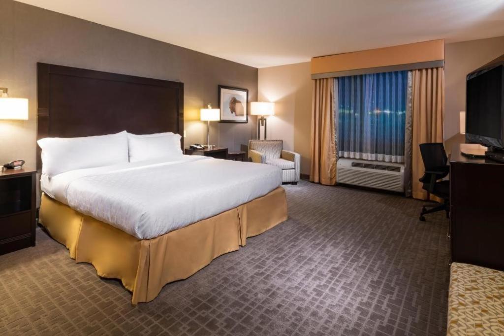 Holiday Inn Express Hays By Ihg Exterior foto